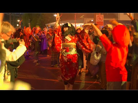 【USJ】超熱狂！日本人形ゾンビのado 唱ダンス