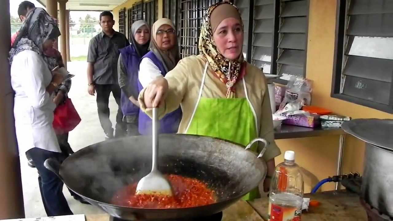 KDYTM TENGKU PUAN PAHANG MEMASAK UNTUK MANGSA BANJIR BALOK ...