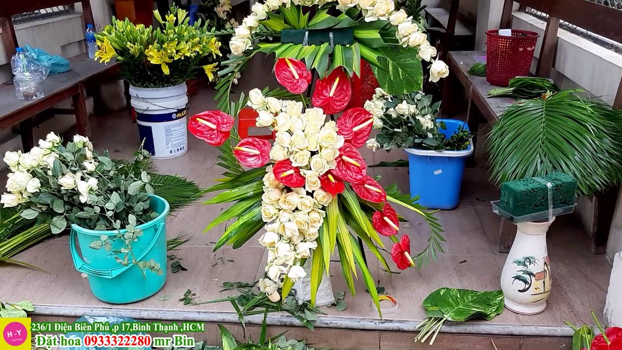 Hậu trường cắm hoa nhà thờ Chí Hòa vui nhộn mừng lễ các Thánh Nam Nữ