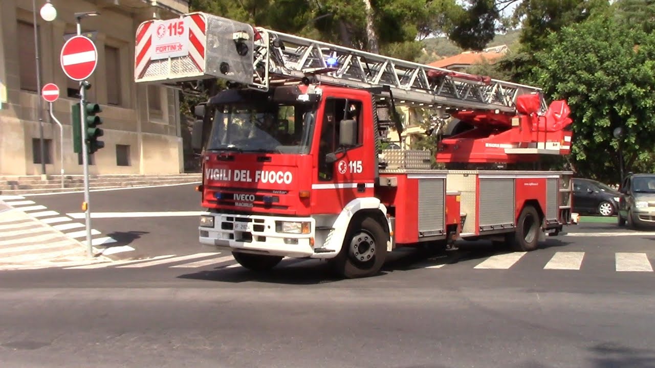 Agnone/ Ecco la Befana dei vigili del fuoco, giù con l'autoscala