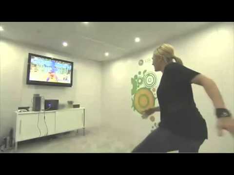 Xbox 360 - Brittany Snow plays Natal