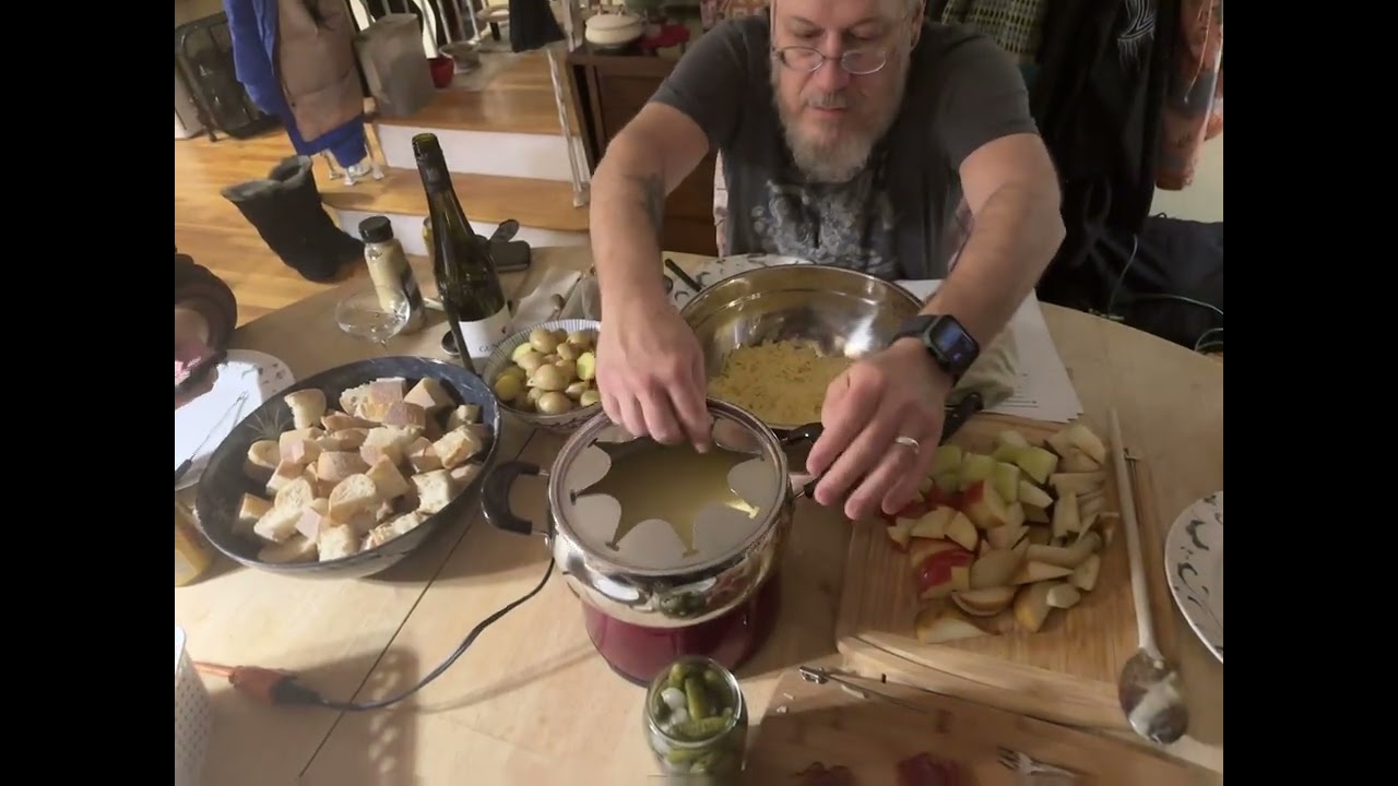 Готовлю фондю в честь успешной сдачи Джози экзамена на водительские права — 11 января 2026 года