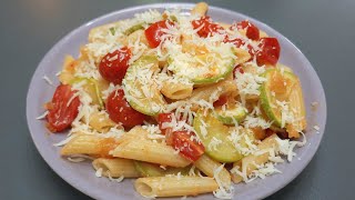 A simple and delicious dinner❗️pasta with zucchini and tomatoes.