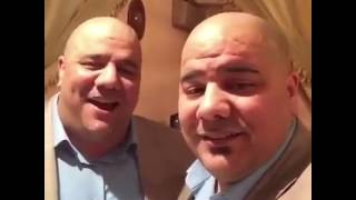 Twins singing in Arabic Resimi