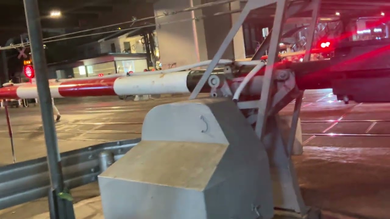 Phayathai railroad crossing 5