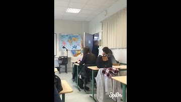 Un professeur pète un plomb en classe ( France )