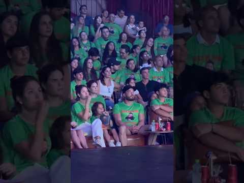 Wesley Safadão e Tiririca aplaudindo as apresentações no palco
