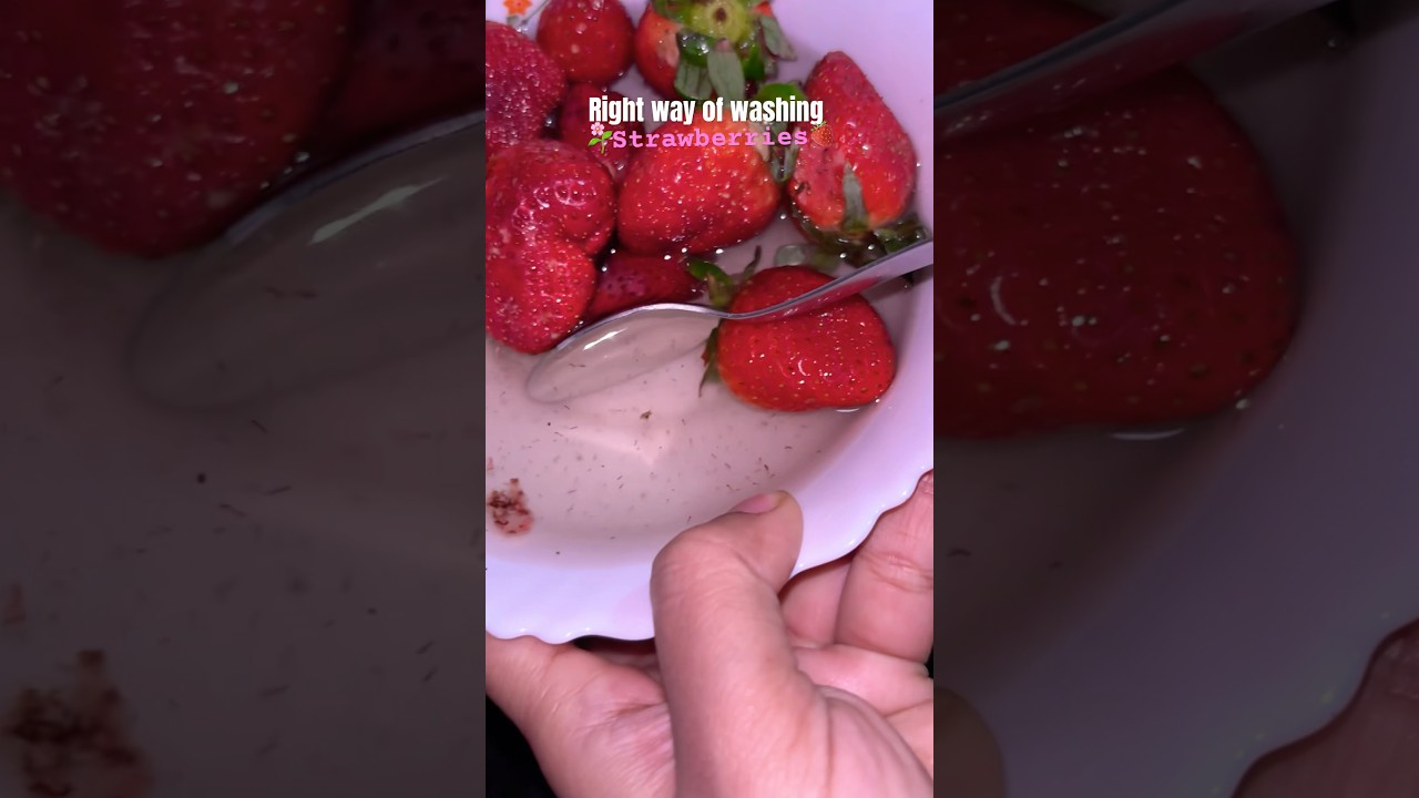 कहीं आप स्ट्रॉबेरीज़ के जगह कीड़े तो नहीं खा रहे #strawberry #washing #trending #shortsfeed #shorts