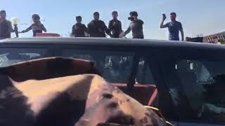 متظاهرون غاضبون يرشقون سيارة محافظ نينوى نوفل العاگوب بالحجارة لدى وصوله الجزيرة السياحية بالموصل