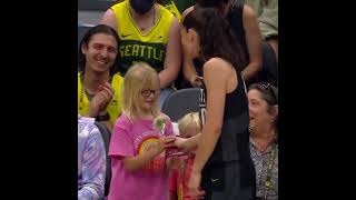 This courtside fan gave Sue Bird a flower during her final home regular season game 🥰 | WNBA on ESPN screenshot 3