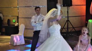 Необычный смешной свадебный танец молодых
