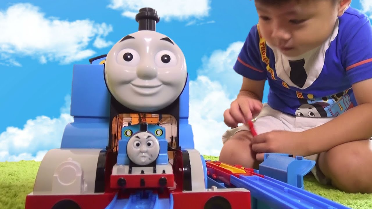 トーマス おもちゃ プラレール あそべるエンジン ビッグトーマス Thomas And Friendstoy Youtube
