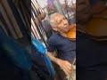 ex Violinista de la chanchona melodica Oriental  dando cátedra de como se toca El Violin