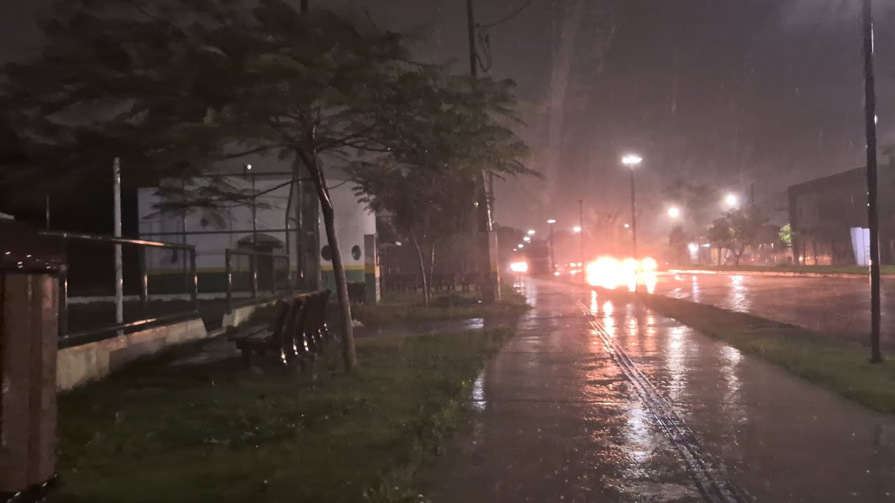 Incrível sensação de caminhar na chuva, me lembrou tempo de infância. 