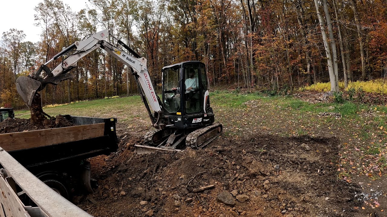 Используем Bobcat e35 в работе... Экскаватор выравнивает задний двор.