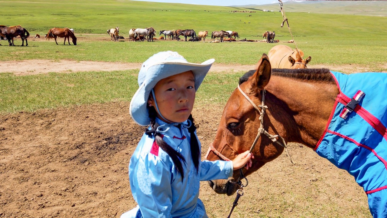 10-летняя девочка и 6-летняя сестра едут с отцами на выпас лошадей верхом