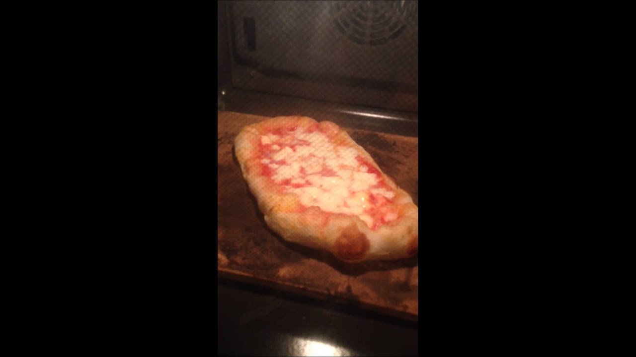 Pizza su pietra refrattaria nel forno di casa - YouTube