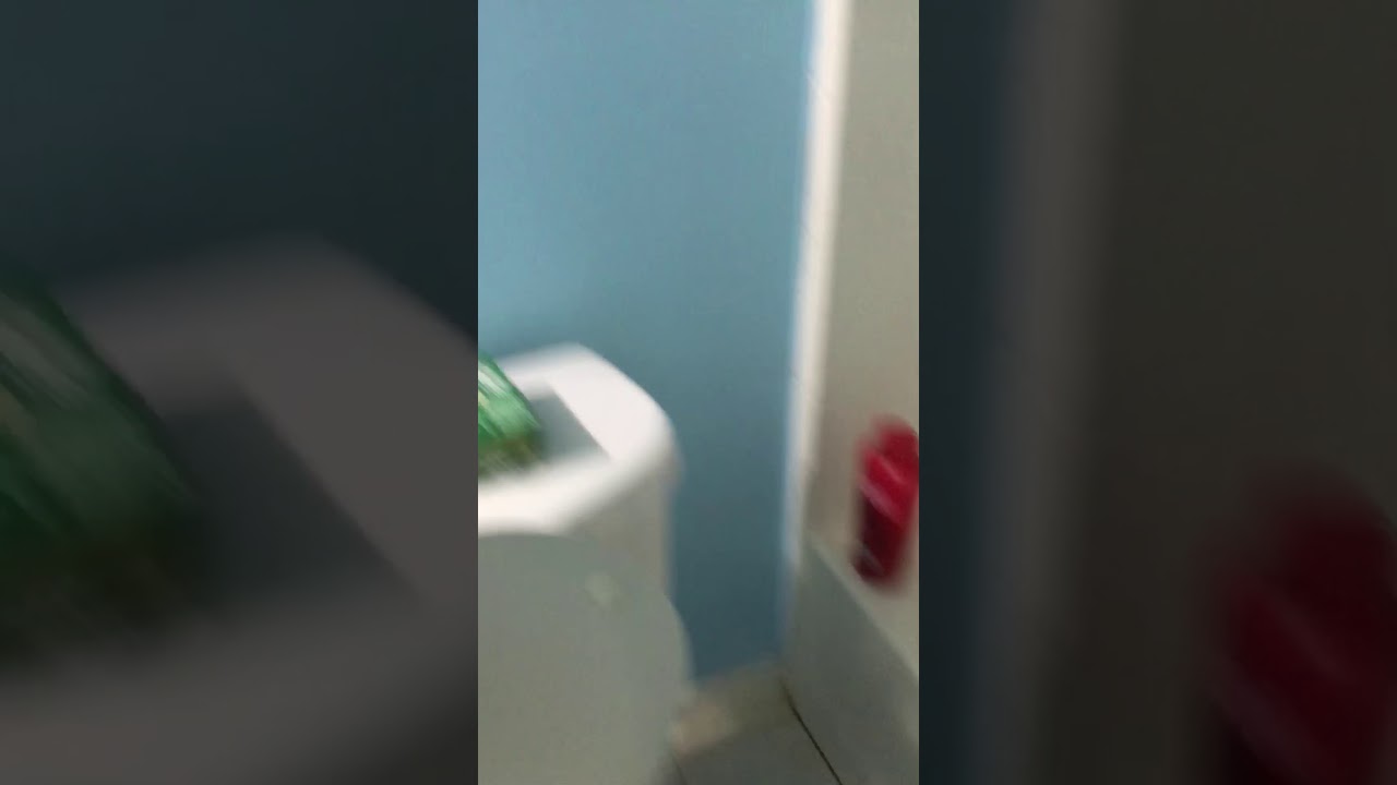 How to plunge an unclogged toilet... YouTube