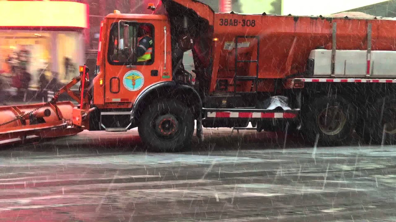 DSNY, NEW YORK CITY DEPARTMENT OF SANITATION, SALT SPREADER/PLOW DOING IT DURING WINTER STORM