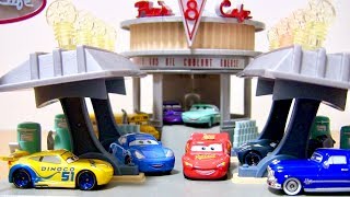 カーズ フローV8カフェ プレイセット⭐️屋根のライトが光って