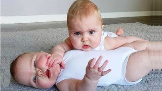 فيديو كوميدي مضحك لرضع تواءم يتعاركون  - تحدى الضحك 2019😂❤️#6(إنسى همومك مع الاطفال) screenshot 4