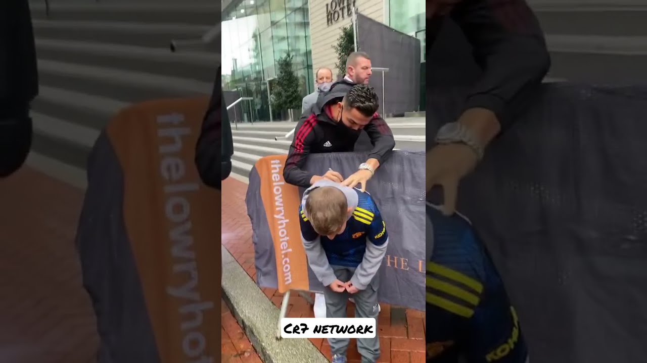 Ronaldo giving autograph to his little fan 😍😋