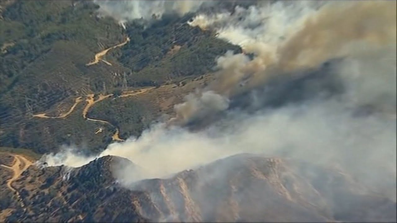 newspaper mockup 美 LA 인근 산불 피해 확산…주민 3명 사망 / 연합뉴스TV (YonhapnewsTV)