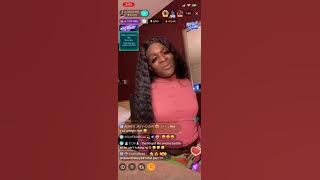 Detroit Thot goes to the store, lines with Visa to flirt 🤣🤣🤣