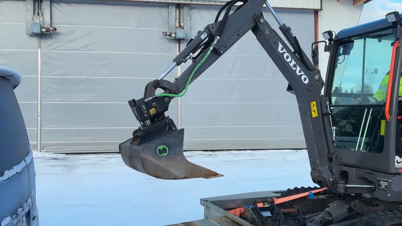 Bandgrävare Volvo EC18E med vagn