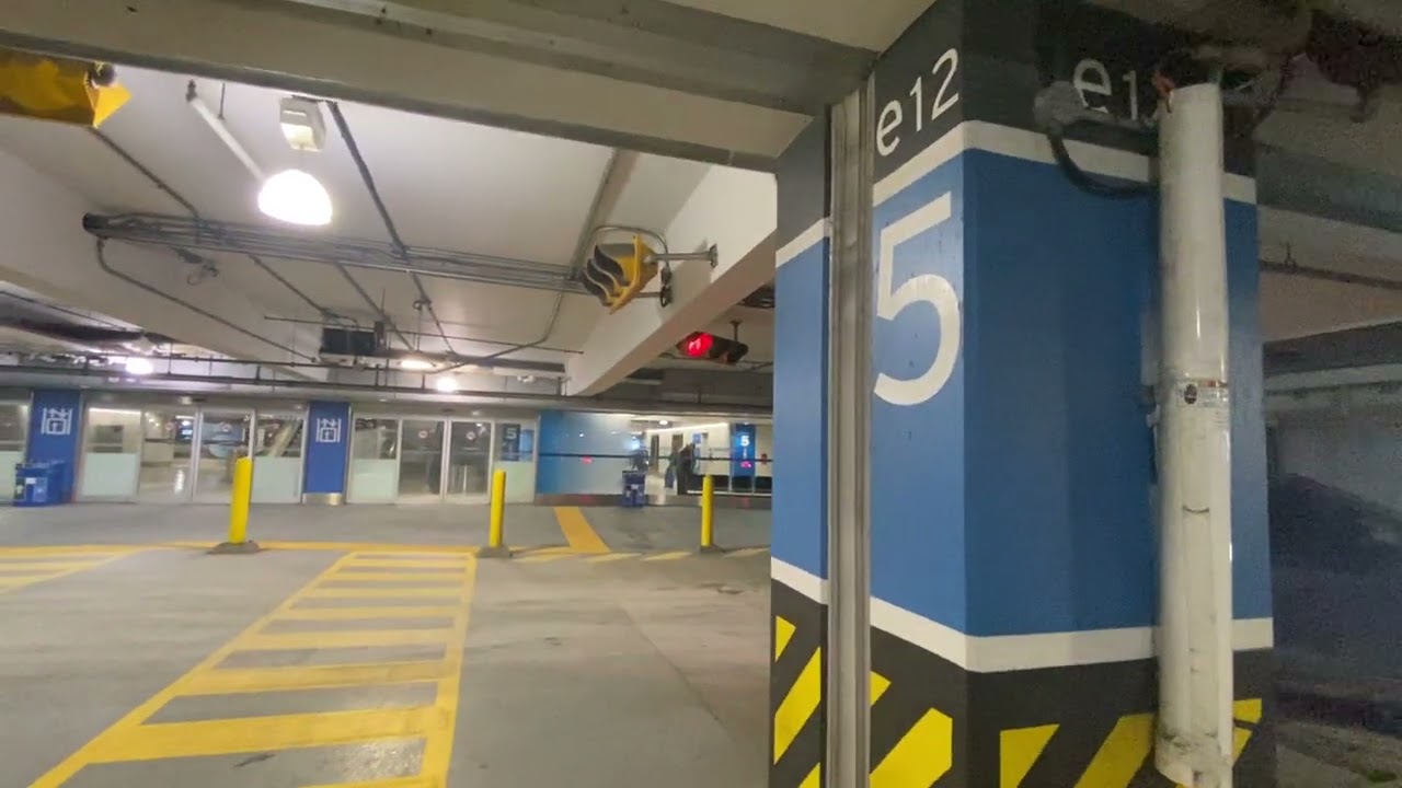 Перекрёсток с регулируемым светофором на многоуровневой парковке YYZ.