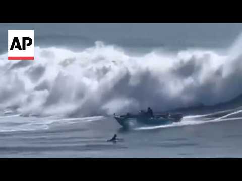 Boat tries to speed past waves before capsizing in Santa Cruz, California