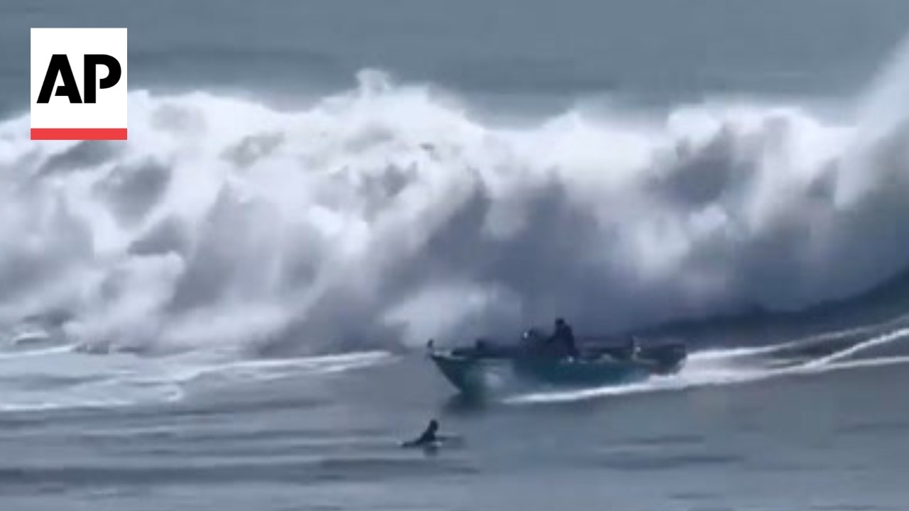 Boat tries to speed past waves before capsizing in Santa Cruz, California