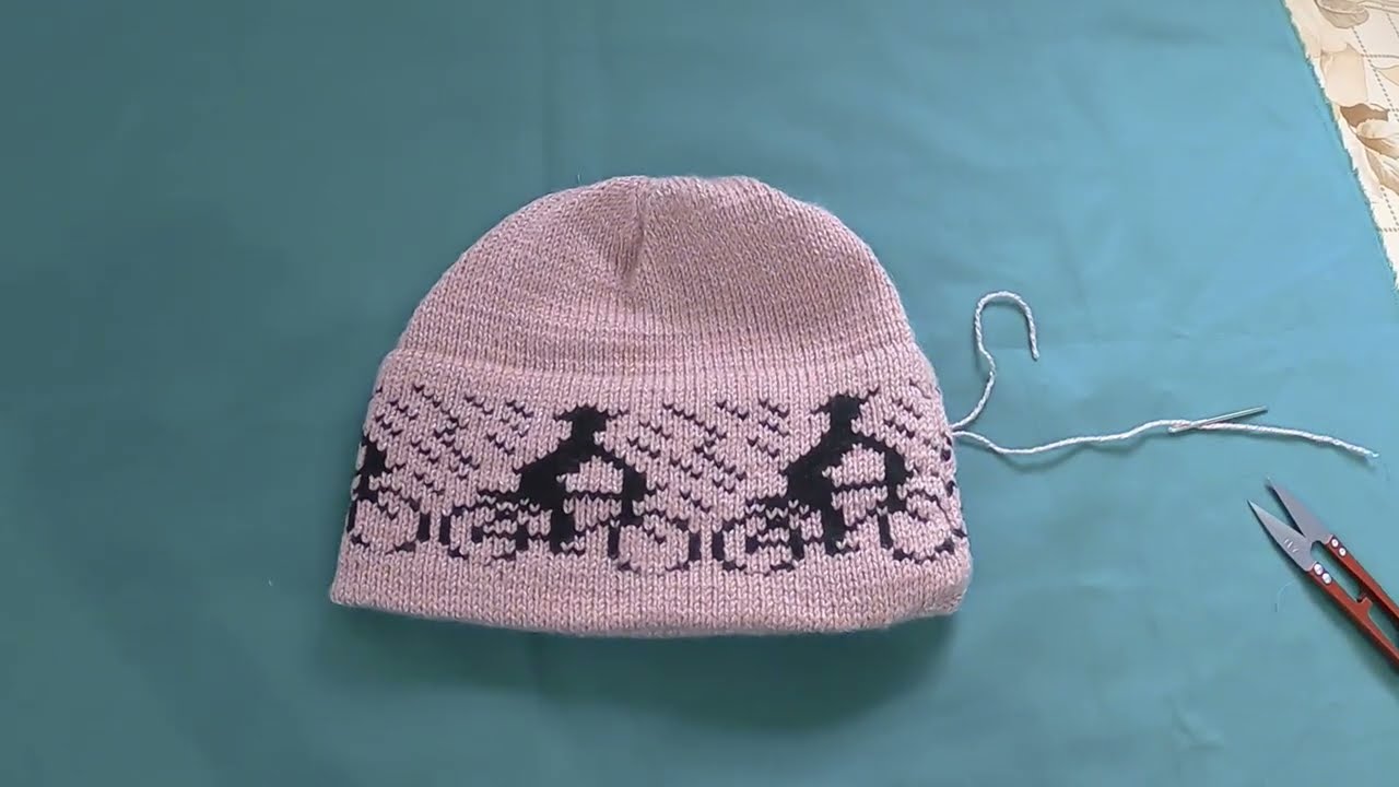 touca arredondada no topo feita em máquina de tricô