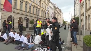 À Munich, des scientifiques bloquent une rue pour alerter sur l'urgence climatique