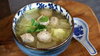 Soupe au chou chinois et aux boulettes de poulet : délicieuse, saine et facile à préparer