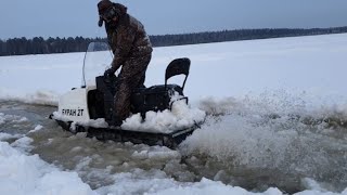 Буран попал в наледь на озере.