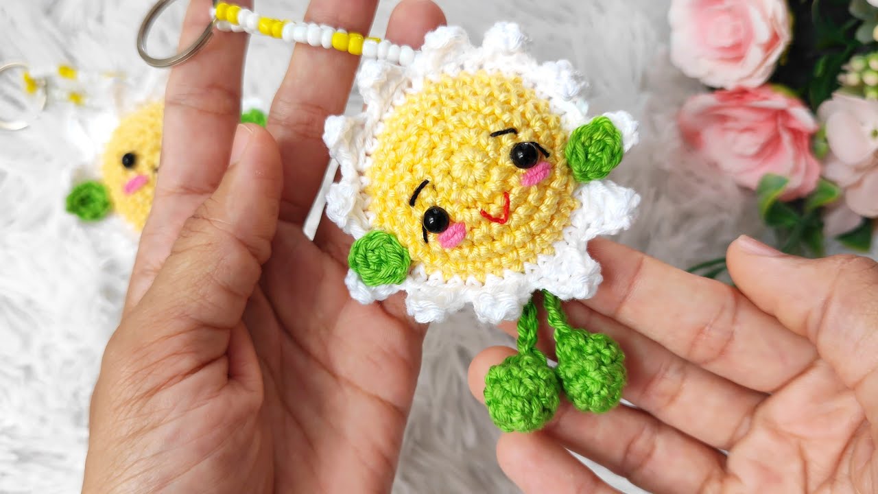 как связать брелок ромашка крючком (с субтитрами)