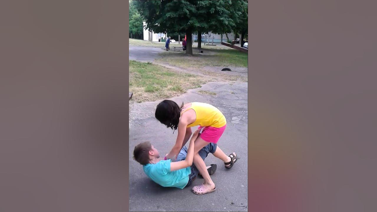 Мальчики и девочки половое. Девочек нельзя почему нельзя бить. Бить ребенка по голове последствия. Можно ли девочкам бить мальчиков. Девочек бить нельзя.