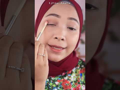 Video: Cara Mewarnai Rambut dengan Eyeshadow (dengan Gambar)