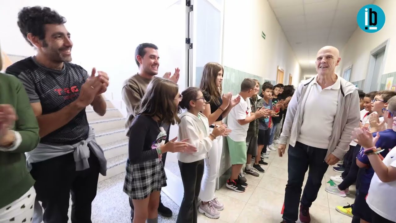 El Virgen de la Vega homenajea a Rafa después de 41 años dedicados a la enseñanza en el Colegio (4K)