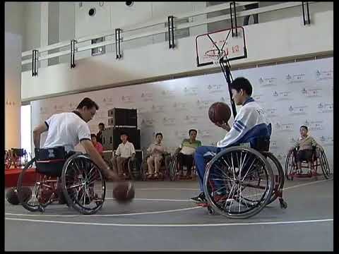 和残疾人一起打轮椅篮球 Playing Wheelchair Basketball with the Disabled