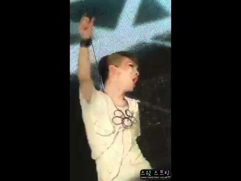 [FANCAM] 100901 Key(SHINee) drops his necklace during Lucifer Performance @ Celebratory Concert