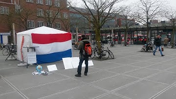 Eritreeër voert stille actie voor vrede op Stationsplein