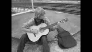 Video thumbnail of "Timothé joue a la guitare"