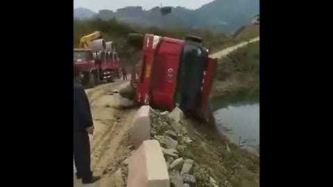 NGERI!! Truck terjun ke jurang !!