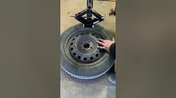 Comment décoller un pneu de voiture ?