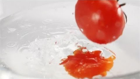 Red Tomatoes Splashing Into Water Stock Video