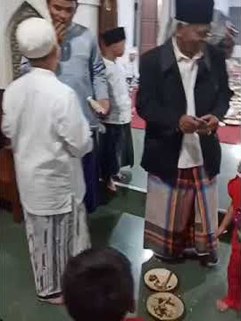 AA farhan ( PUTRA BUNGSU ABUYA UCI CILONGOK ) bagi bagi THR..