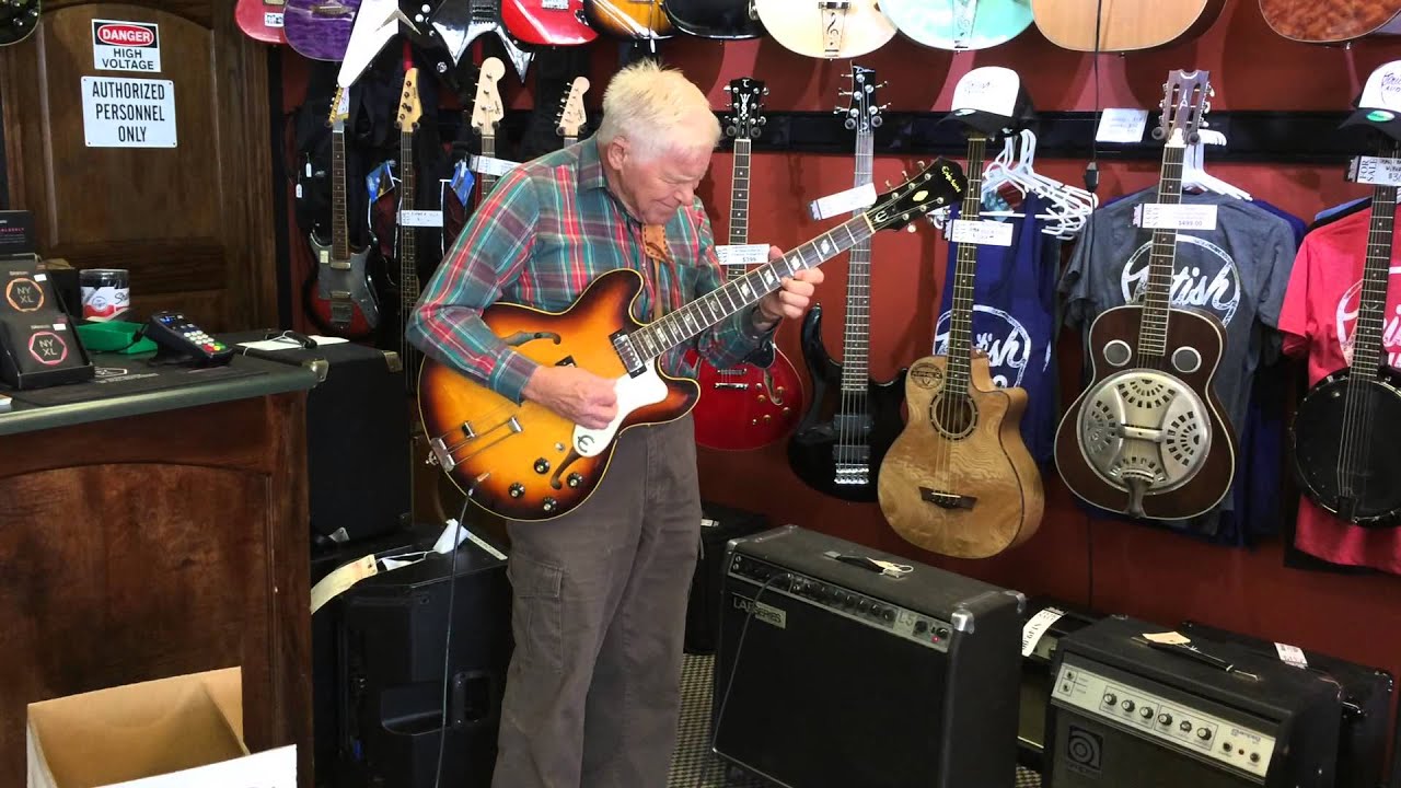 80-годишен со одлични вештини на свирење гитара