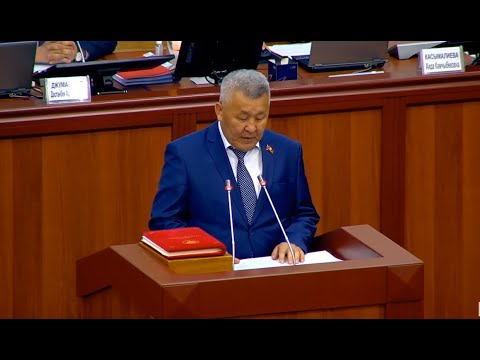 Новый депутат ЖК Бейшенаалы Нурдинов забыл положить руку на Конституцию во время принесения присяги